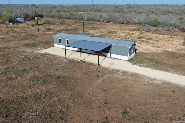 2811 COUNTY ROAD 467, Devine, TX 78016