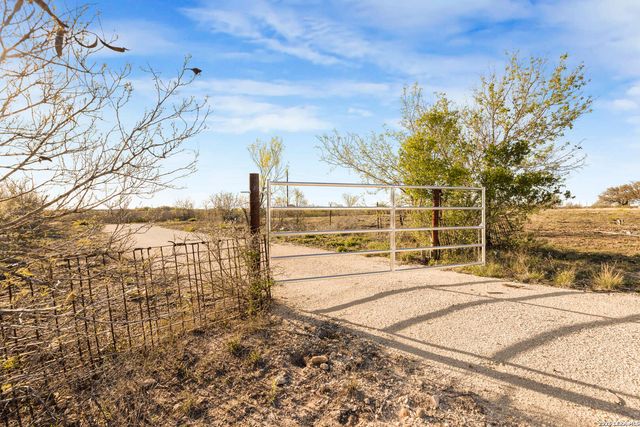 2811 COUNTY ROAD 467, Devine, TX 78016