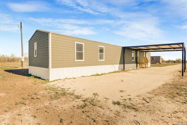 2811 COUNTY ROAD 467, Devine, TX 78016