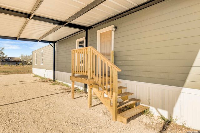 2811 COUNTY ROAD 467, Devine, TX 78016