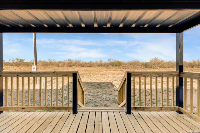 2811 COUNTY ROAD 467, Devine, TX 78016