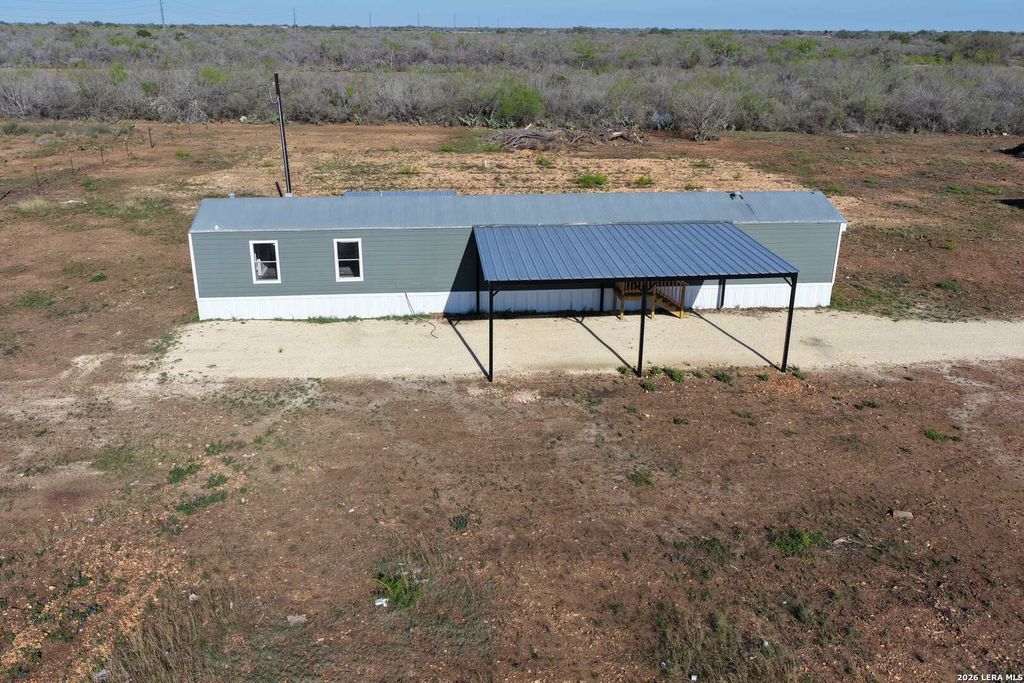 2811 COUNTY ROAD 467, Devine, TX 78016