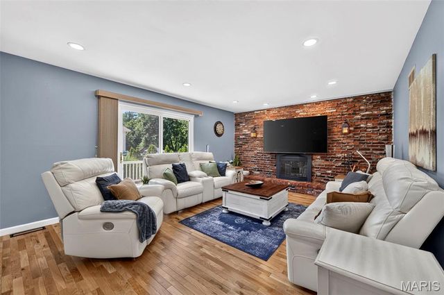 2902 Flameglow Drive, Oakville, MO 63129