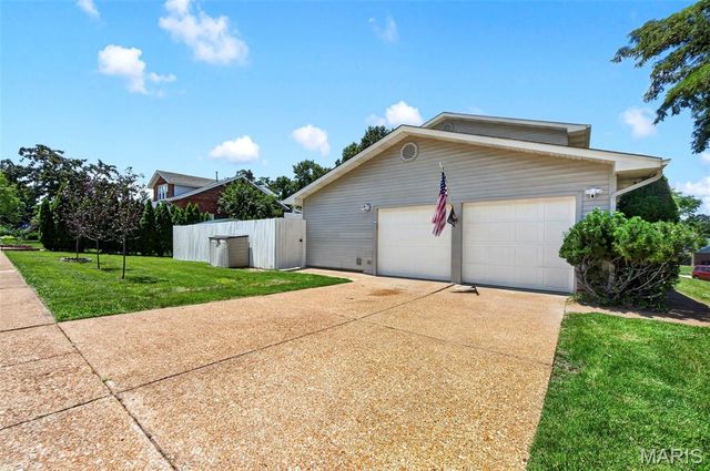 2902 Flameglow Drive, Oakville, MO 63129