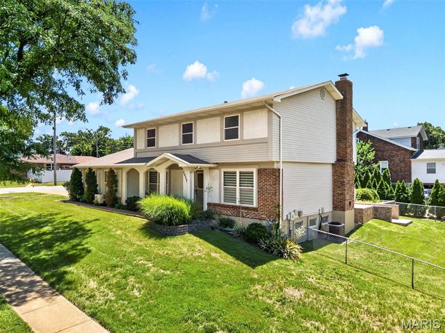 2902 Flameglow Drive, Oakville, MO 63129