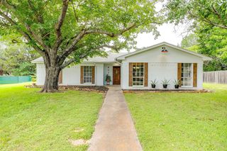 807 Spanish Trail Drive, Granbury, TX 76048