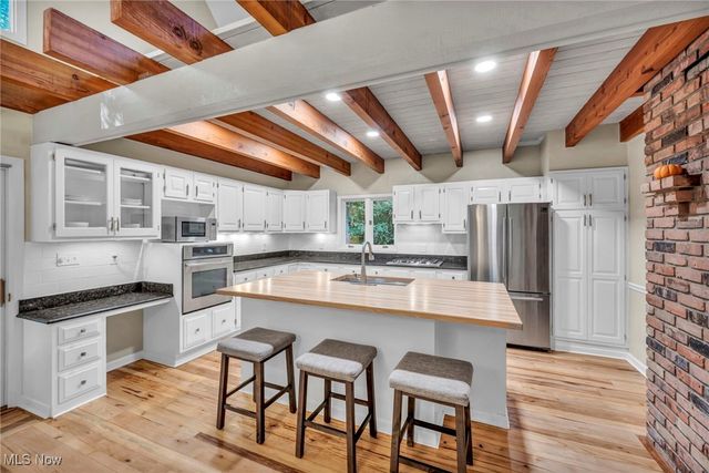 8405 Lucerne Drive, Chagrin Falls, OH 44023