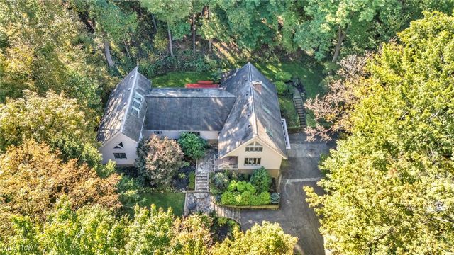 8405 Lucerne Drive, Chagrin Falls, OH 44023