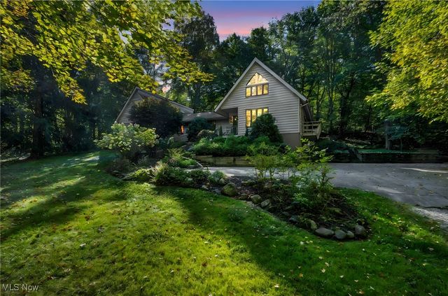 8405 Lucerne Drive, Chagrin Falls, OH 44023