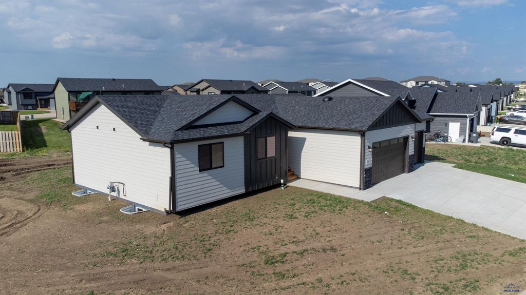 933 PETROS DR, Rapid City, SD 57701