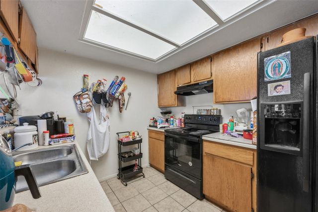 911 Crockett ST, Lockhart, TX 78644