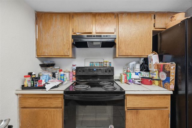 911 Crockett ST, Lockhart, TX 78644