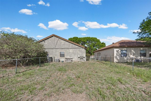 911 Crockett ST, Lockhart, TX 78644