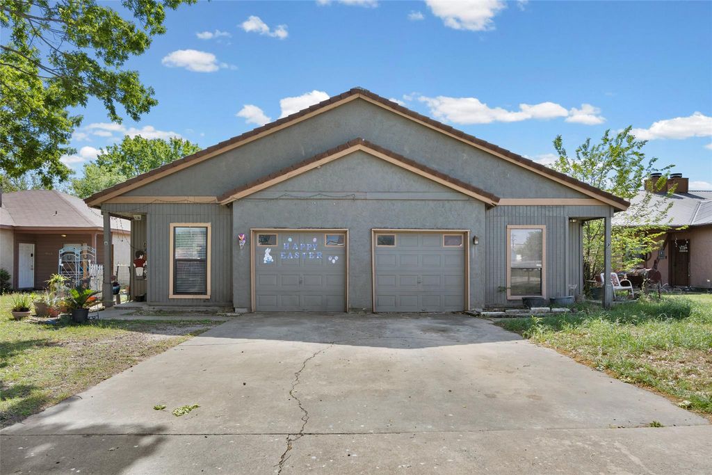 911 Crockett ST, Lockhart, TX 78644