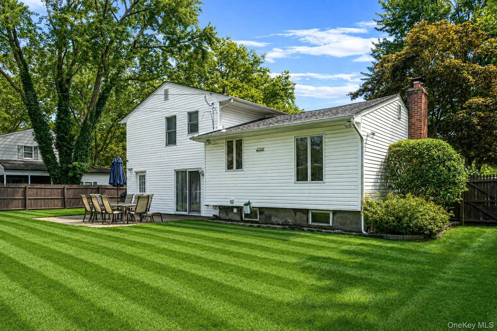 49 Munson Court, Melville, NY 11747 — photo 2