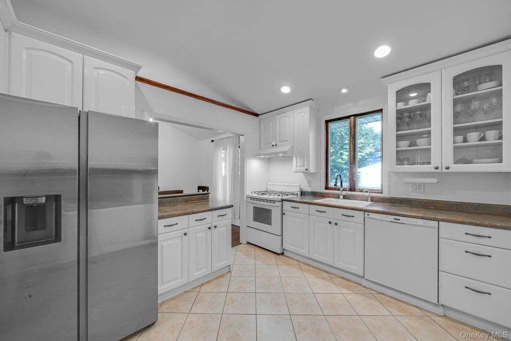 49 Munson Court, Melville, NY 11747 — photo 3