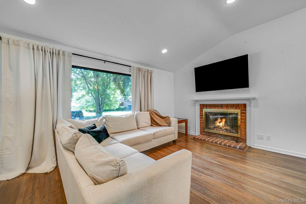 49 Munson Court, Melville, NY 11747 — photo 5