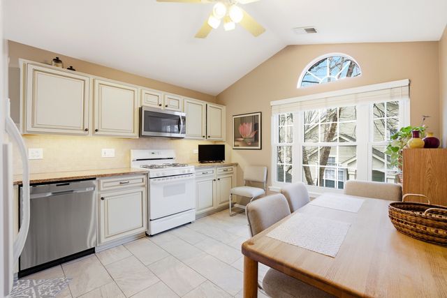 30W038 Willow Lane D, Warrenville, IL 60555