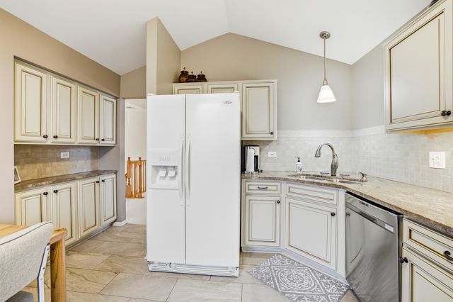 30W038 Willow Lane D, Warrenville, IL 60555