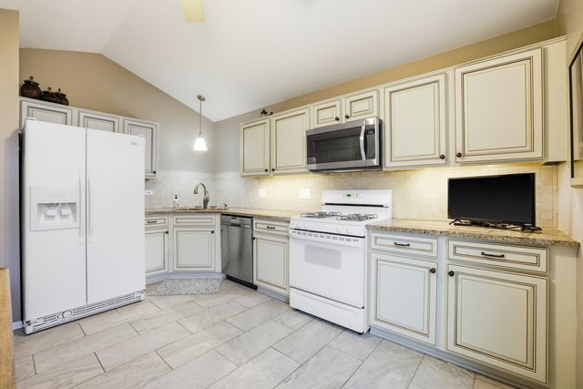 30W038 Willow Lane D, Warrenville, IL 60555