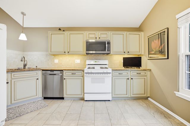 30W038 Willow Lane D, Warrenville, IL 60555