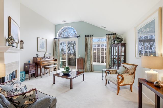 30W038 Willow Lane D, Warrenville, IL 60555