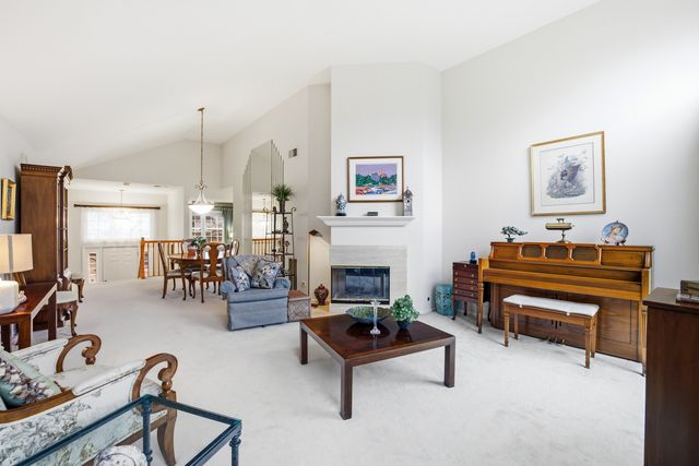 30W038 Willow Lane D, Warrenville, IL 60555