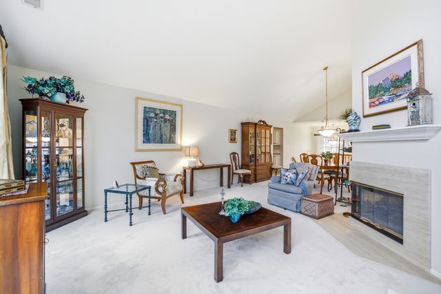 30W038 Willow Lane D, Warrenville, IL 60555