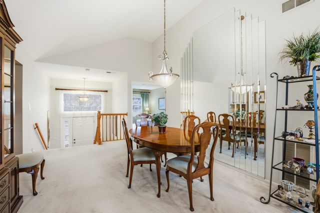 30W038 Willow Lane D, Warrenville, IL 60555