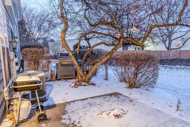 142 Kennebunk Court, Glendale Heights, IL 60139