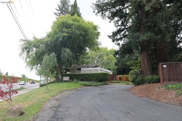 1055 San Ramon Valley BLVD, Danville, CA 94526