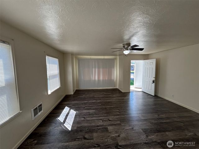 2914 WASHINGTON Way, Longview, WA 98632