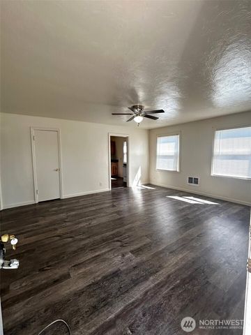 2914 WASHINGTON Way, Longview, WA 98632