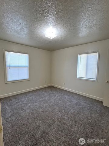 2914 WASHINGTON Way, Longview, WA 98632
