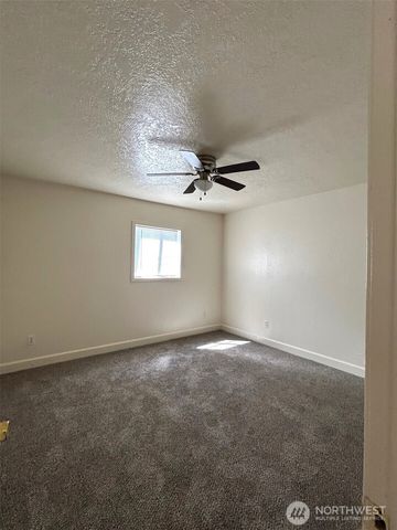2914 WASHINGTON Way, Longview, WA 98632