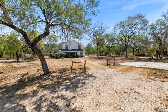 695 FOX TROTTER RD, Seguin, TX 78155