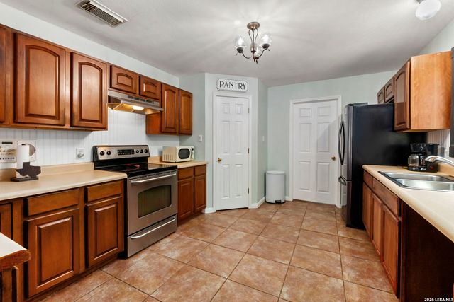 695 FOX TROTTER RD, Seguin, TX 78155
