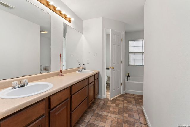 695 FOX TROTTER RD, Seguin, TX 78155
