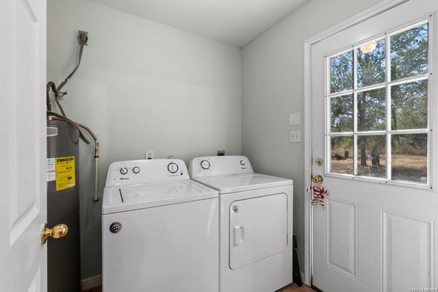 695 FOX TROTTER RD, Seguin, TX 78155