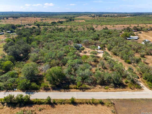 695 FOX TROTTER RD, Seguin, TX 78155
