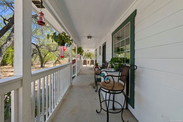 695 FOX TROTTER RD, Seguin, TX 78155