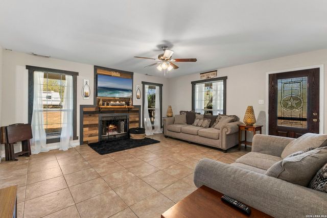 695 FOX TROTTER RD, Seguin, TX 78155