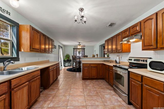 695 FOX TROTTER RD, Seguin, TX 78155