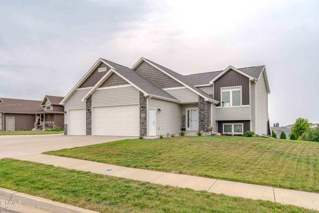 707 Walter Way, Bismarck, ND 58503 photo 2