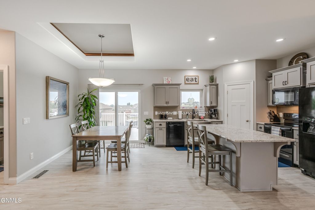 707 Walter Way, Bismarck, ND 58503 photo 3