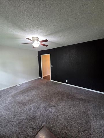 317 N Cochise Drive, Independence, MO 64056