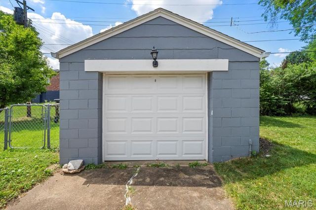 7860 Ahern Avenue, University City, MO 63130