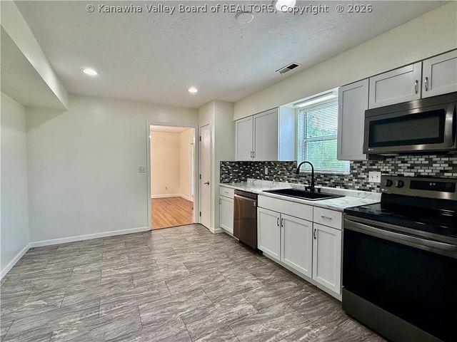 207 Taylor Drive, Hurricane, WV 25526