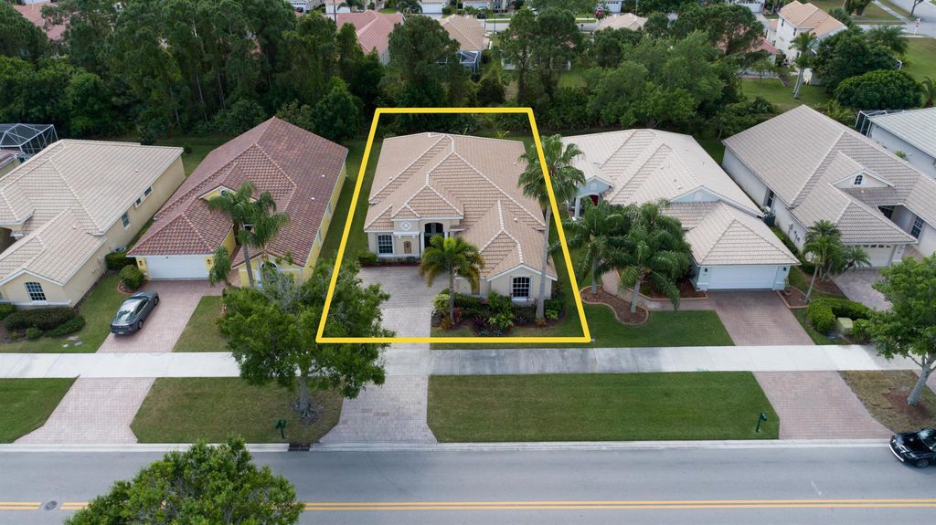 665 SW Lake Charles Circle, Port St Lucie, FL 34986