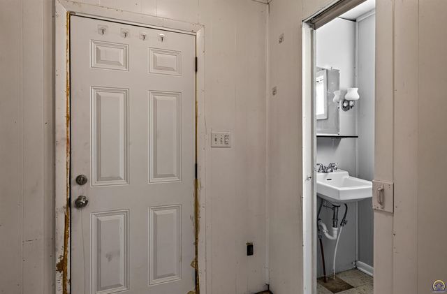 1816 SW Lincoln ST, Topeka, KS 66604